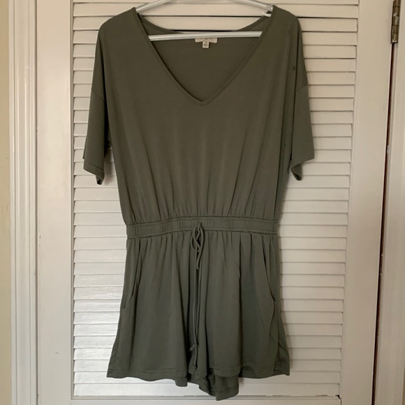 Umgee Sage Green Romper Pockets size Medium - Picture 2 of 7